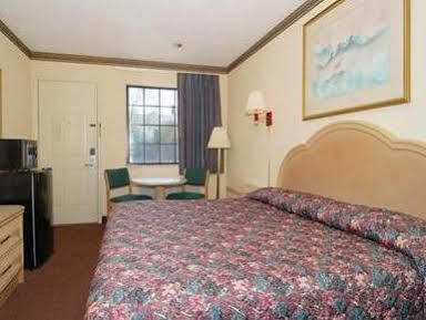 Econo Lodge *